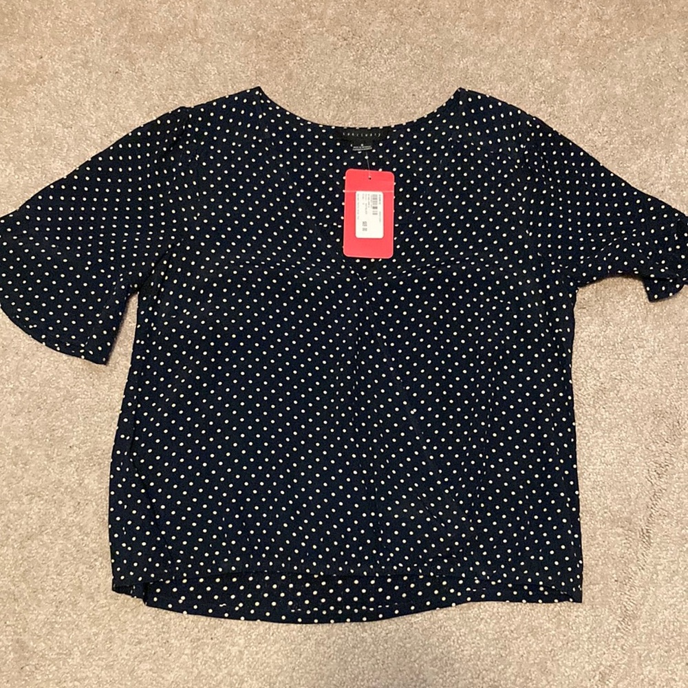 SANCTUARY BLOUSE. NAVY WITH CREAM POLKA DOTS. SCALLOPED SLEEVES. WRAP TOP. NWT
